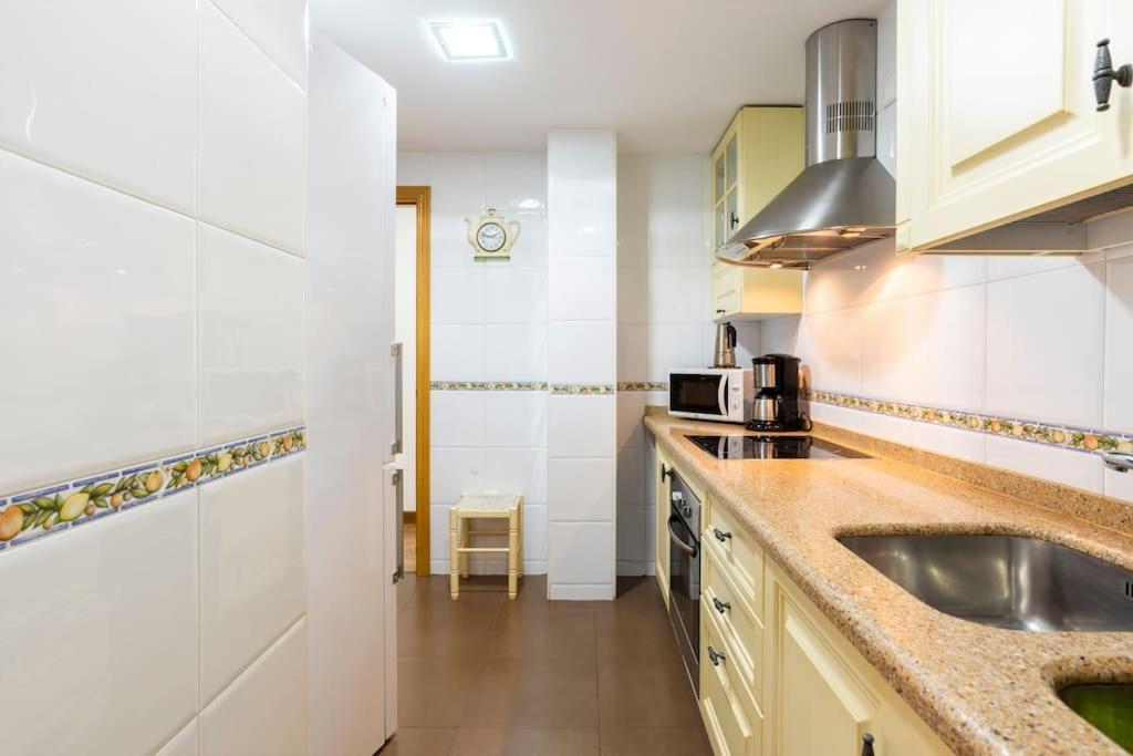 Ayala Beach Apartment Малага Экстерьер фото